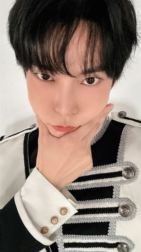 White Agent (Selfie) DOYOUNG