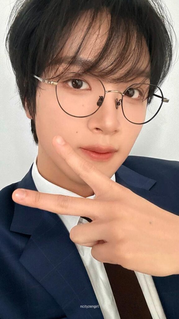 Office Worker (Selfie) HAECHAN