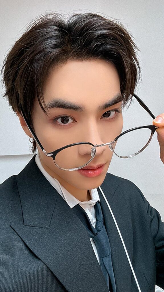 Office Worker (Selfie) XIAOJUN